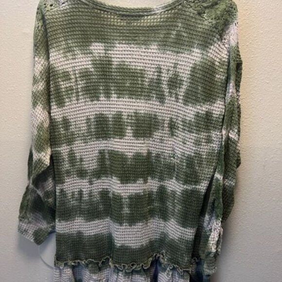 Davi & Dani Boho Chic Olive & White Tie-Dye Waffle Knit Tunic Top W/ Ruffle Hem - Picture 3 of 8
